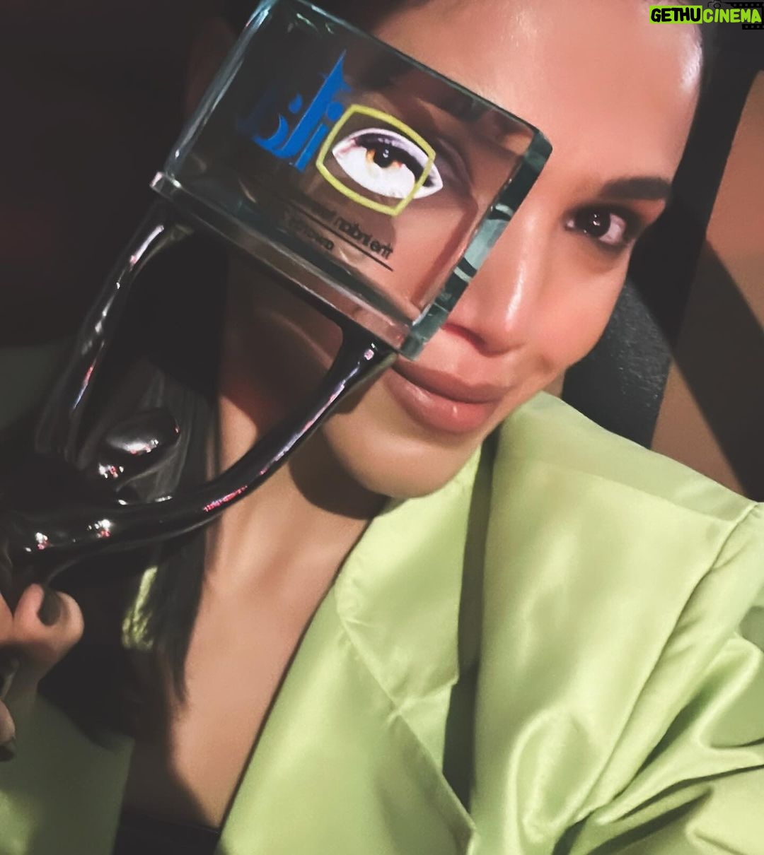 Shriya Pilgaonkar Instagram - Madhu won for Taaza Khabar 🌹 Thank you @theitaofficial awards 2023 started with the release of Taaza Khabar and we’re so grateful for all the love that has come our way for the show . 🥂We also won Best series last night ! Group hug and congratulations to the team @bbkvproductions @bhuvan.bam22 @rohitonweb @himank.gaur @arvin.bhandari @disneyplushotstar @abbasdalal @hussain.dalal you’ll wrote Madhu with such dignity , spunk and honesty. To my lovely team who created the look ⭐️@makeupandhairbyshruti @darshana.mule @shivangiishrivastav Thank you team. Group hug🤗@moderatenormal @maratheradhika @poonamdaman