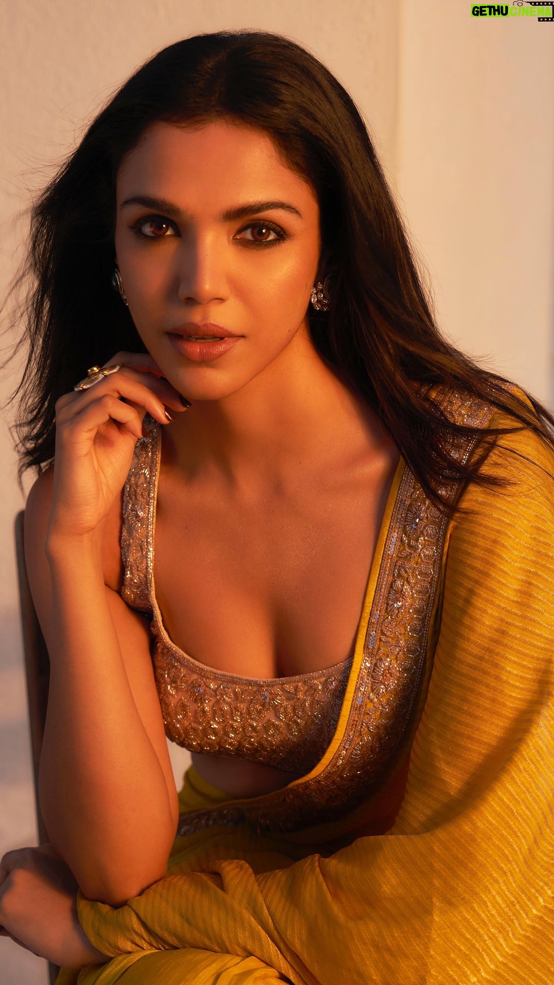 Shriya Pilgaonkar Instagram - Saree for every soirée 🥂 Glam squad serve 💫 Styled by @shreejarajgopal Mua @makeupandhairbyshruti Hair @darshana.mule • Saree @dhruvipanchallabel Earrings @razwada.jewels Ring @studiogulabiindia