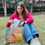 Shruti Sodhi Instagram – Is there anything better than sitting in the park in winters?😍 Esp with my book and my world in this super versatile and cute bag by @hamster_london 🩷 #shrutisodhi #hamsterlondon #wintersun