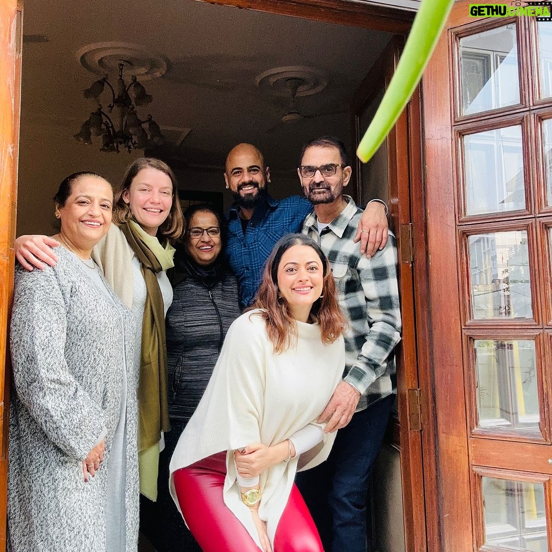 Shruti Sodhi Instagram - Wish you all a Merry Christmas๐๐๐
๐ป๐โค๏ธ #shrutisodhi #christmaslunch #famjam