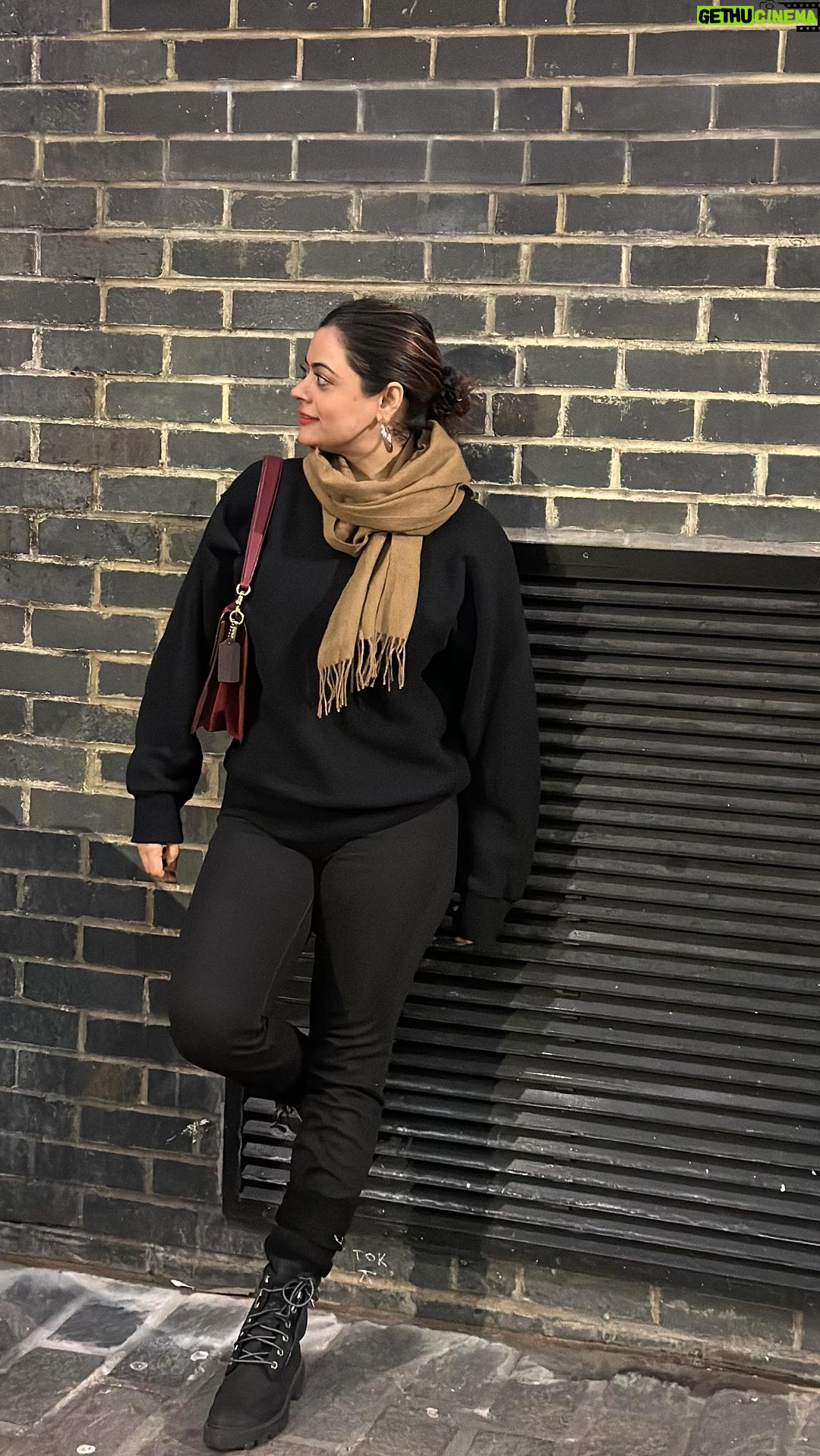 Shruti Sodhi Instagram - London ki galiyon ka sparkle ✨ 🇬🇧 😍 #shrutisodhi #centrallondon #uk #lights #sparkle Central London