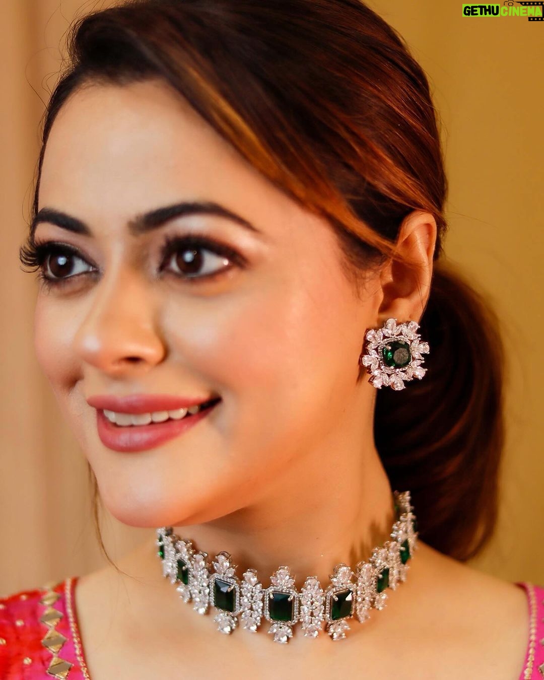 Shruti Sodhi Instagram - It’s time to sparkle this festive season ✨🌟 #shrutisodhi #thefashionparadestore #jewellery #festival #season Jewellery- @thefashionparadestore Outfit- @scarlet_by_shrutijamaal Makeup hair- @barcodesalon 📸- @elevators_global