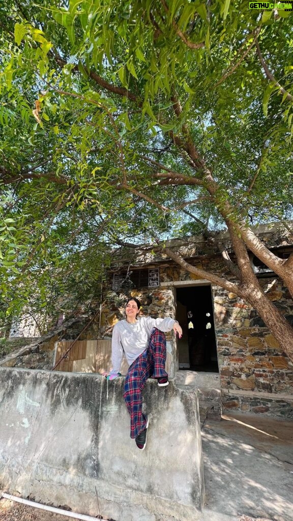 Shruti Sodhi Instagram - Calling this the ‘MORNING - Night suit’ edition from my recent trip to this beautiful property in Sariska. It was pure bliss to see hundreds of vegetable, fruit and tree plantation and about more than a hundred species of birds . Pure bliss❤ #shrutisodhi #sariska #nature #plants #trees #vegetation #birds #cleanair