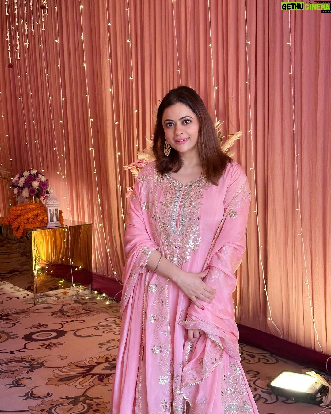 Shruti Sodhi Instagram - No day wedding is complete without that baby pink suit 🩷 #shrutisodhi #pink #winterwedding #guntazsilkstore