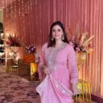 Shruti Sodhi Instagram – No day wedding is complete without that baby pink suit 🩷 #shrutisodhi #pink #winterwedding #guntazsilkstore
