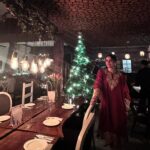 Shruti Sodhi Instagram - I love our country…from Diwali to Christmas we bask in the spirit of different festivals with so much enthusiasm ❤️ Couldn’t help but soak in the #christmas flavour at this super cute place😍 #shrutisodhi #christmas #vibe #spiritofjoy #december Music & Mountains Hillside Cafe