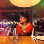Shruti Sodhi Instagram - I love our country…from Diwali to Christmas we bask in the spirit of different festivals with so much enthusiasm ❤️ Couldn’t help but soak in the #christmas flavour at this super cute place😍 #shrutisodhi #christmas #vibe #spiritofjoy #december Music & Mountains Hillside Cafe