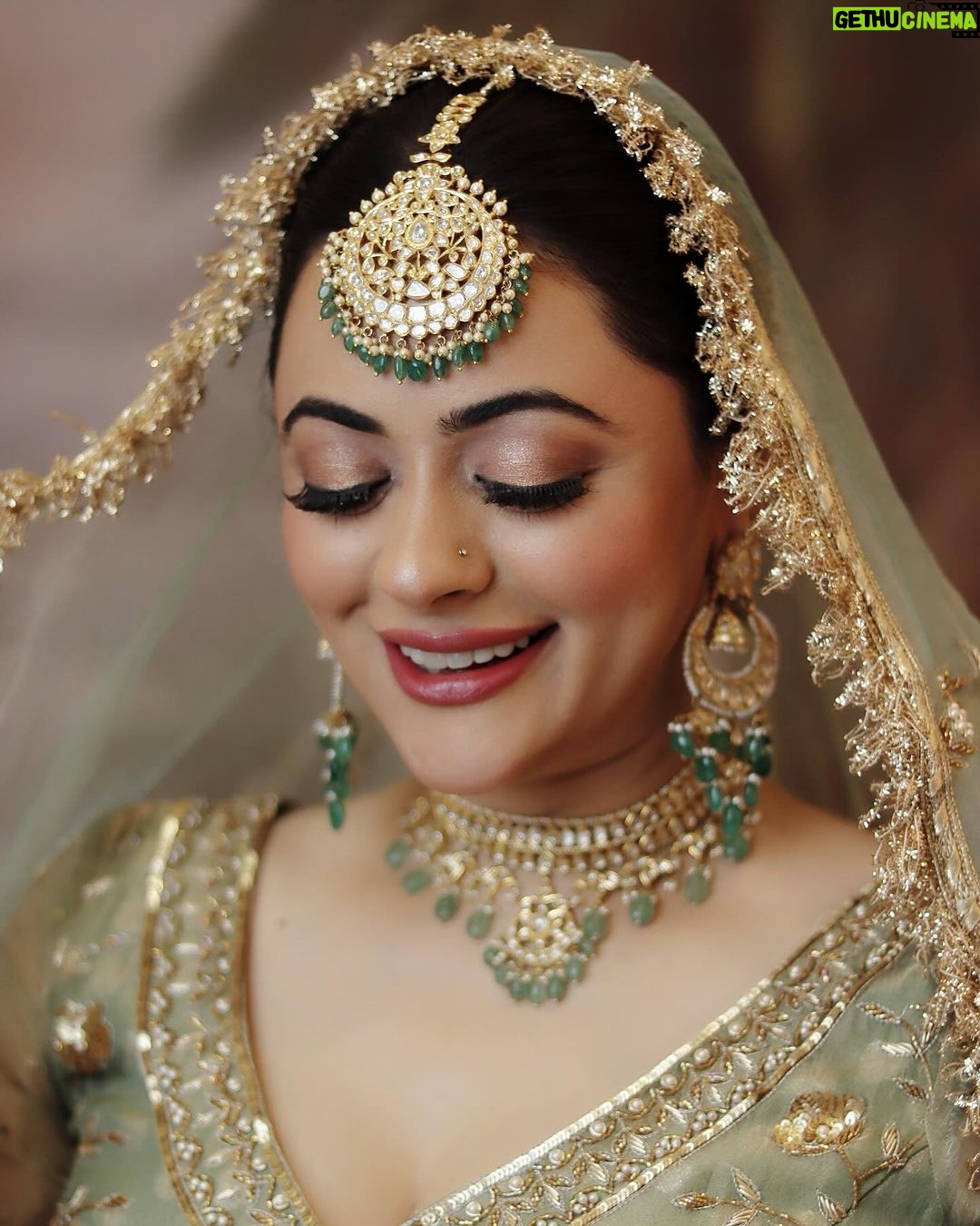 Shruti Sodhi Instagram - We are the art and the artists ✨Makeup is an art that should enhance and not hide what god has gifted you 🩷 This beautiful magic created by @barcodesalon on @aslishrutisodhi 🫶🏻✨ Outfit - @scarlet_by_shrutijamaal Makeup & Hair - @barcodesalon Jewellery- @santramsjewelry 📸- @elevators_global