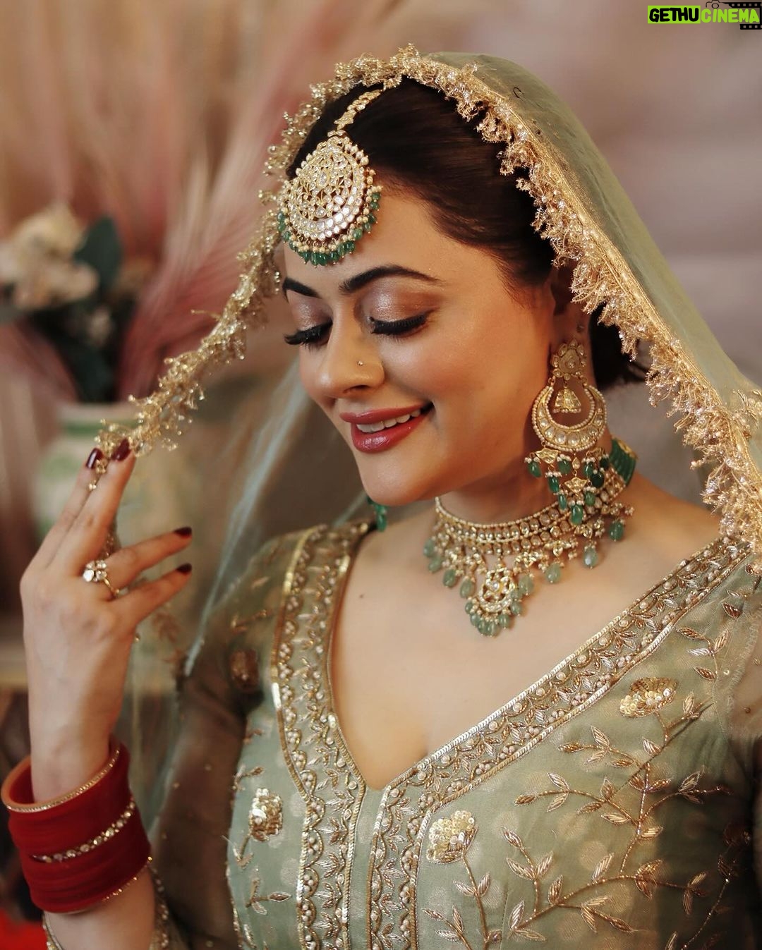Shruti Sodhi Instagram - We are the art and the artists ✨Makeup is an art that should enhance and not hide what god has gifted you 🩷 This beautiful magic created by @barcodesalon on @aslishrutisodhi 🫶🏻✨ Outfit - @scarlet_by_shrutijamaal Makeup & Hair - @barcodesalon Jewellery- @santramsjewelry 📸- @elevators_global