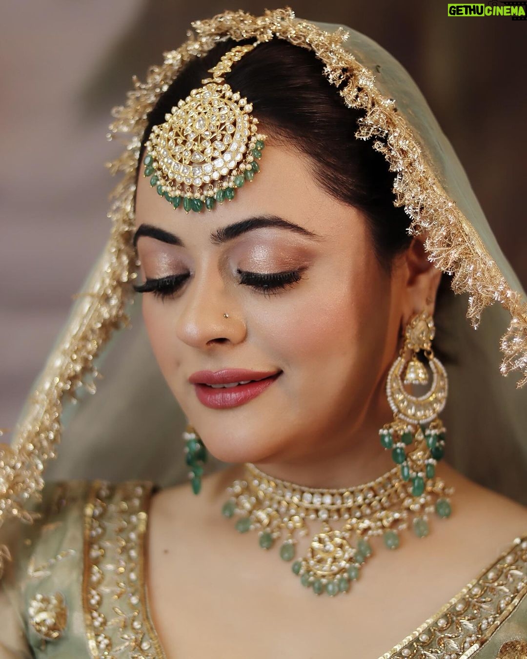 Shruti Sodhi Instagram - We are the art and the artists ✨Makeup is an art that should enhance and not hide what god has gifted you 🩷 This beautiful magic created by @barcodesalon on @aslishrutisodhi 🫶🏻✨ Outfit - @scarlet_by_shrutijamaal Makeup & Hair - @barcodesalon Jewellery- @santramsjewelry 📸- @elevators_global