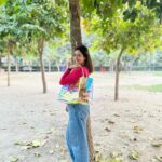 Shruti Sodhi Instagram – Is there anything better than sitting in the park in winters?😍 Esp with my book and my world in this super versatile and cute bag by @hamster_london 🩷 #shrutisodhi #hamsterlondon #wintersun