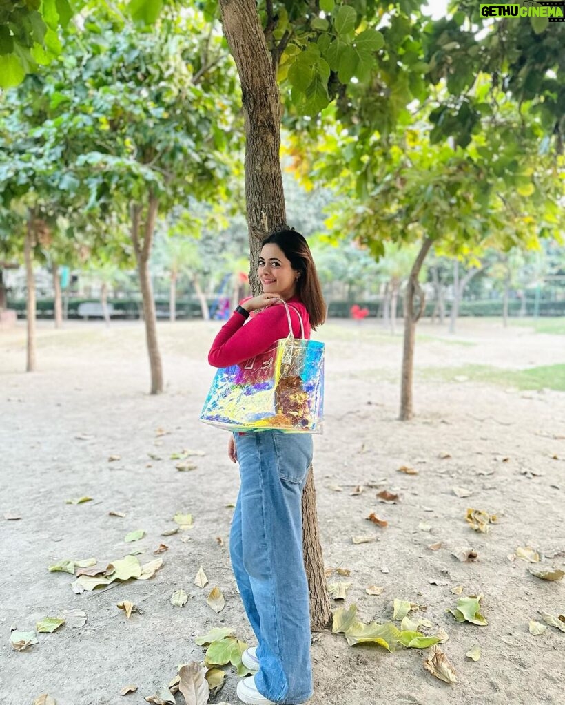 Shruti Sodhi Instagram - Is there anything better than sitting in the park in winters?😍 Esp with my book and my world in this super versatile and cute bag by @hamster_london 🩷 #shrutisodhi #hamsterlondon #wintersun