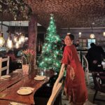 Shruti Sodhi Instagram - I love our country…from Diwali to Christmas we bask in the spirit of different festivals with so much enthusiasm ❤️ Couldn’t help but soak in the #christmas flavour at this super cute place😍 #shrutisodhi #christmas #vibe #spiritofjoy #december Music & Mountains Hillside Cafe