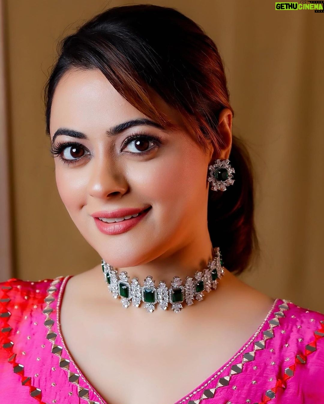 Shruti Sodhi Instagram - It’s time to sparkle this festive season ✨🌟 #shrutisodhi #thefashionparadestore #jewellery #festival #season Jewellery- @thefashionparadestore Outfit- @scarlet_by_shrutijamaal Makeup hair- @barcodesalon 📸- @elevators_global