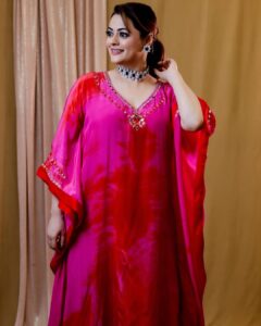 Shruti Sodhi Instagram - It’s time to sparkle this festive season ✨🌟 #shrutisodhi #thefashionparadestore #jewellery #festival #season Jewellery- @thefashionparadestore Outfit- @scarlet_by_shrutijamaal Makeup hair- @barcodesalon 📸- @elevators_global