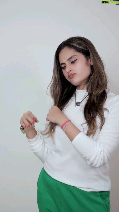 Shrutika Instagram - With Diwali here, I amped up my look with a hair makeover all by myself💁🏻! and when my friends saw my look their reactions were crazy🤯....check it out! Ps:- Special thanks to Garnier's Virtual Try-On Tool for helping me find the perfect shade for myself✅ Hair colour courtesy: @garnierindia Shade: 5 Light Brown #collab #colorfulreactions #getreadywithgarnier