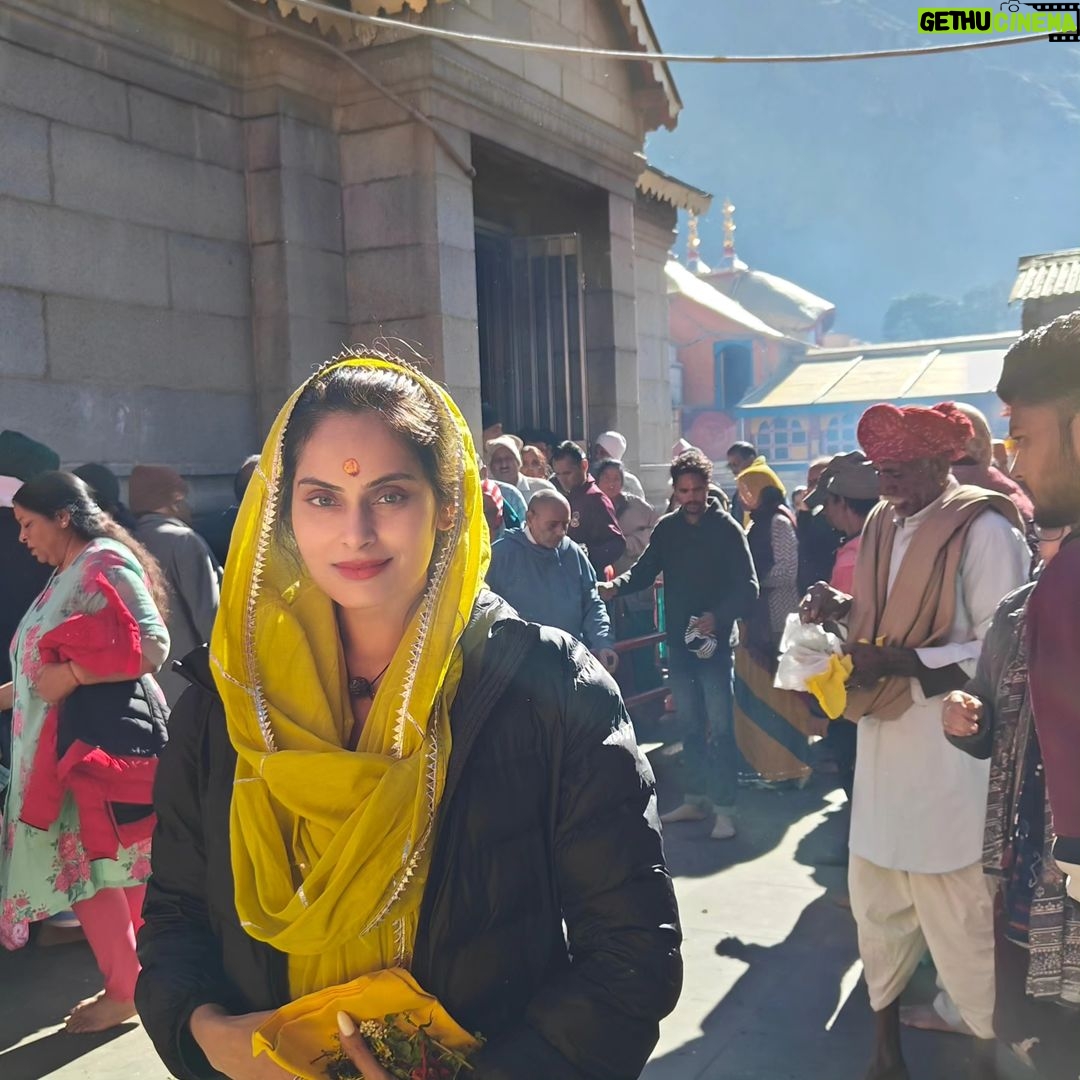Shrutika Instagram - Kedarnath is a magical experience!! No wonder our superstar #thailavar visits the Himalayas so often. peace serenity and bliss is an understatement...what i felt, saw and experienced is magical .just mere words wont do justice! Our visit to kedarnath and badrinath!!! Those magnificent mountains has so much to say and will leave u dumfound! #thalaivar #himalayas #pilgrimage #kedarnath #instagood Kedarnath Temple