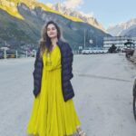 Shrutika Instagram – Kedarnath is a magical experience!! 
No wonder our superstar #thailavar visits the Himalayas so often.
peace serenity and bliss is an understatement…what i felt, saw and experienced is magical .just mere words wont do justice!
Our visit to kedarnath and badrinath!!!
Those magnificent mountains has so much to say and will leave u dumfound!

#thalaivar #himalayas #pilgrimage #kedarnath #instagood Kedarnath Temple