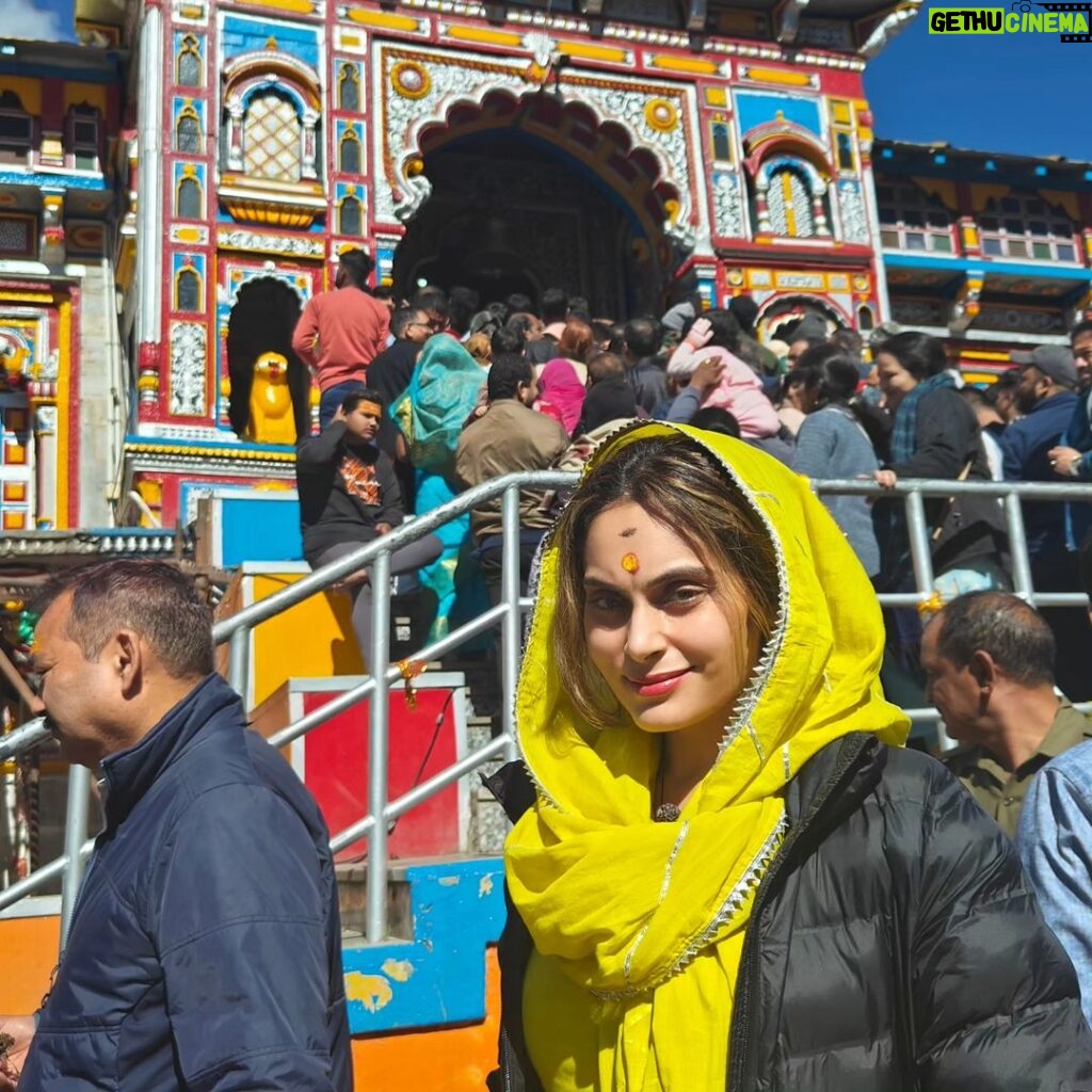 Shrutika Instagram - Kedarnath is a magical experience!! No wonder our superstar #thailavar visits the Himalayas so often. peace serenity and bliss is an understatement...what i felt, saw and experienced is magical .just mere words wont do justice! Our visit to kedarnath and badrinath!!! Those magnificent mountains has so much to say and will leave u dumfound! #thalaivar #himalayas #pilgrimage #kedarnath #instagood Kedarnath Temple
