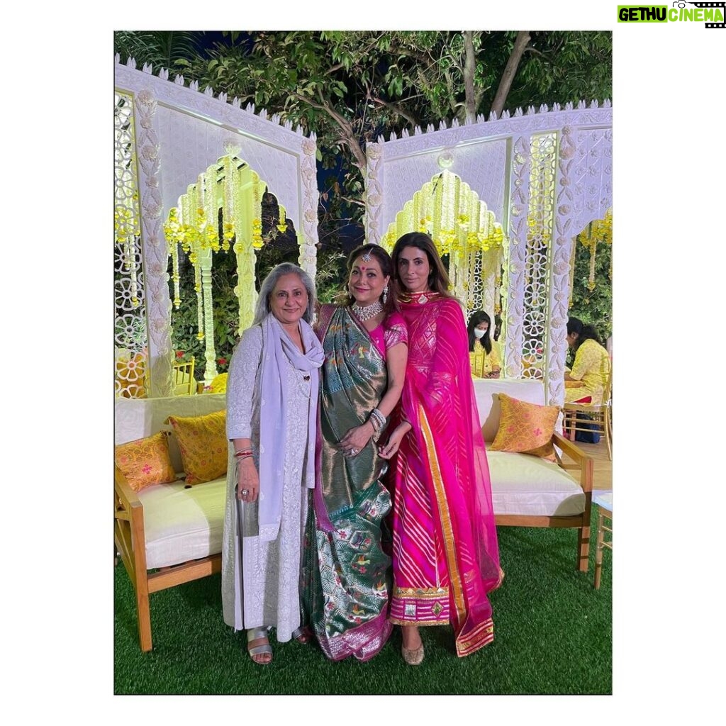 Shweta Bachchan Nanda Instagram - Ft my Mamacitas !!