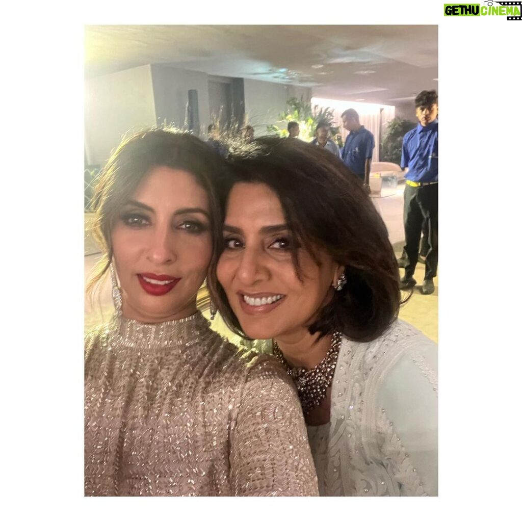 Shweta Bachchan Nanda Instagram - A night well spent - some friends some family some crazy fashion ( my vintage Abu Jani Sandeep Khosla dress that I squeeezed into ) the show stopper was Mr J, in all his jewels!!! And most importantly many kisses from my mama 🫶🏽 Congratulations Abu & Sandy on the new drop ! Love always ♥️♥️
