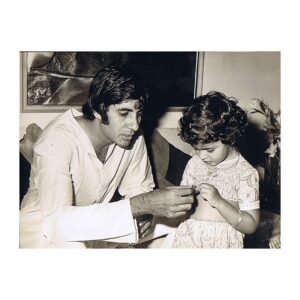 Shweta Bachchan Nanda Instagram - पीरा नु मैं सीने लावां
ते मैं हसदी जावां
धुप्पां दे नाल लड़ लड़ के
मैं लाभियाँ अपनीयां छावां

दुःख वि अपने सुख वि अपने
मैं ते बस एह जाना

सब नु समझ के की करना ऐ
दिल नु एह समझावां
तू झूम झूम झूम झूम
तू झूम झूम झूम झूम - To my grand old man Happy 80th Birthday -