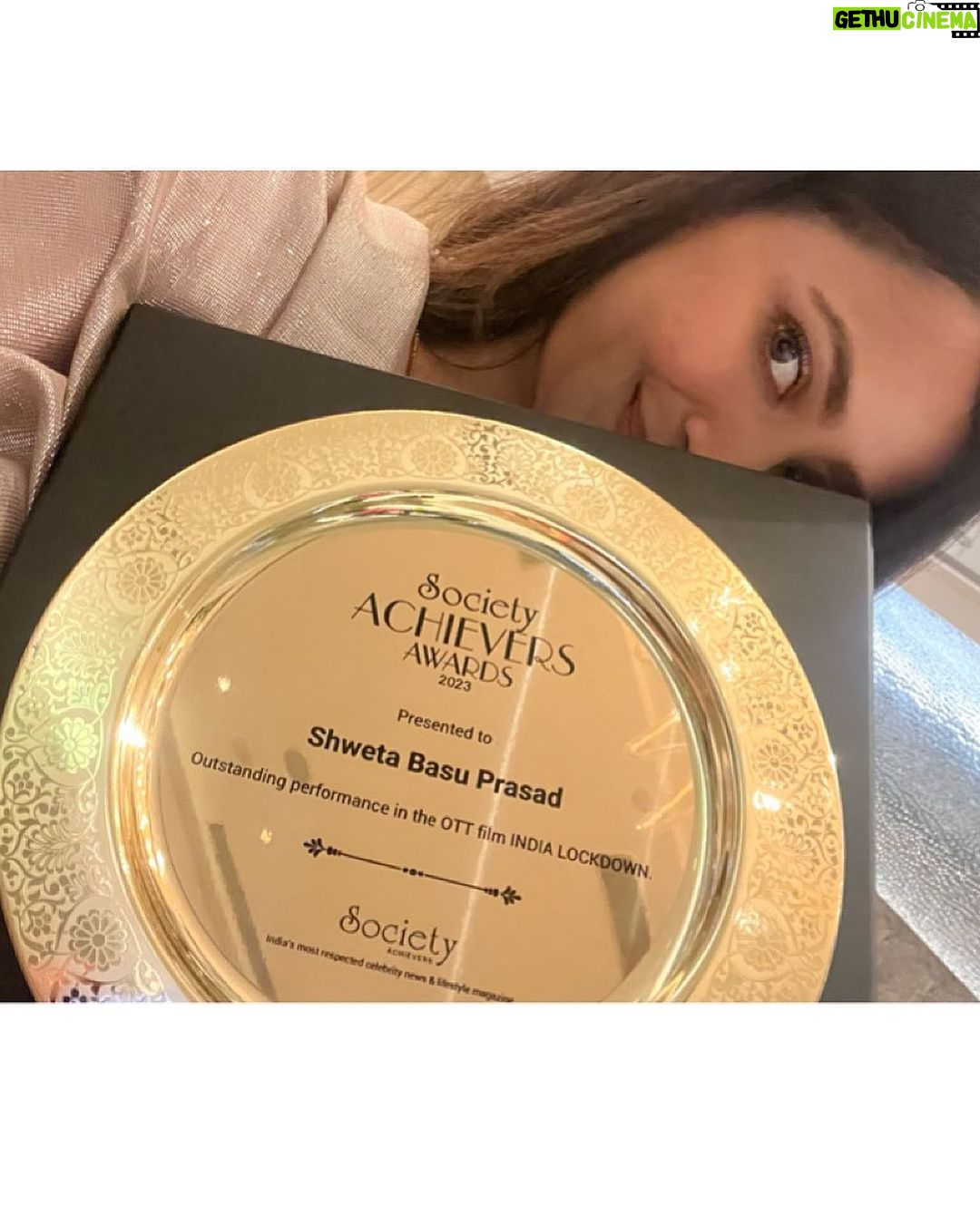 Shweta Basu Prasad Instagram - Thank you @societyachieversmag for the recognition 😊❤️ #indialockdown @imbhandarkar @zee5 @aahanakumra @_prat @saietamhankar @penmovies . 📸 @iamwolfienair Cheering by Maa