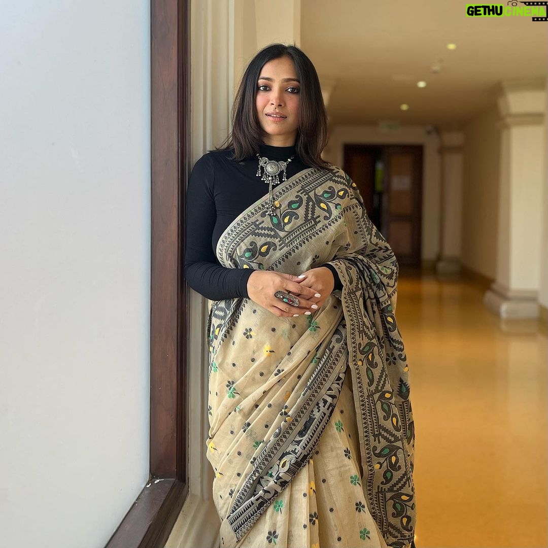 Shweta Basu Prasad Instagram - So happy to be here at @filmbazaarindia as a panellist this year. I’ve been attending @iffigoa since 2007, but this is my first time at the bazaar. South Asia’s largest film market where you can pitch your script, work in progress film for co-production, finished film that can be pitched for festivals and distribution. Documentaries, shorts and features. Great place to network, interact and have wonderful conversations with like minded people from across industries, globally. Goa