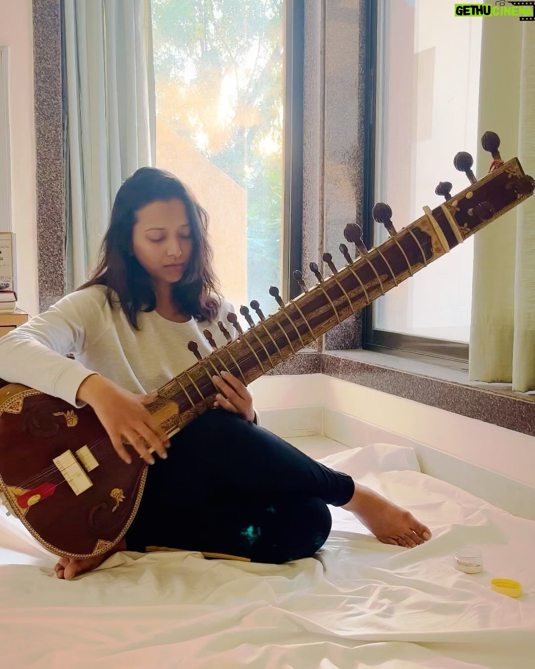Shweta Basu Prasad Instagram - Day off from shoot Sitar practice, trees, squirrels and a book 😊🌸 Udaipur, Rajasthan