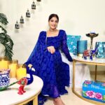 Shweta Mahadik Instagram - Navratri brings in so much joy, the air feels different & full of love and energy, in line with this spirit here’s something that’ll add up to the excitement! The #PlayNavratri contest by @asianpaints is in full swing and the colour for day 4 is *Royale Blue* This is #MeraWala Blue, it stands for creativity and dignity. And here I am creating things which is why I love this colour. Now I want you to participate. Here’s what you need to do to take part- Step 1. Find the colour ROYALE BLUE in your home. Take a beautiful picture of your space. Step 2. Share it on your story or post with #PlayNavratri and #MeraWala ROYALE BLUE and tell us why you like that shade, just like I’ve done above. Step 3. Follow & tag @asianpaints and two friends. Don’t forget to keep your profile public. Now it’s your turn to participate in #PlayNavratri and win an Amazon voucher worth ₹5000 *T&C Apply (#LinkInBio of Asian Paints) Post your entries before 12 am today and stay tuned on the Asian Paints page for the colour announcements till 23rd October Midnight. #AsianPaints #PlayNavratri #AsianPaintsPlayNavratri #MeraWalaShade #Ad #Collab