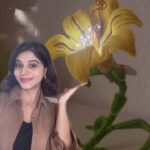 Shweta Mahadik Instagram - You must try this. It’s quick and easy!! Kids will also love this project. Materials: pipe cleaner( available in craft shops) Wire Fairy lights #diy #handmade #homedecor #shwetamahadik #art #diychachi