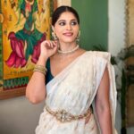 Shweta Mahadik Instagram – Onam pics❤️

Saree belt, neckpiece and earring by your very own #diychachi 
And don’t miss the cute banana leaf fridge magnet ❤️😍

#onamcelebration 
#sareelove 
#handmadecrafts