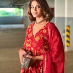 Shweta Mahadik Instagram - ❣️❣️❣️ Outfit: @shashi.india Footwear: @myshimuz #festive