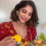 Shweta Mahadik Instagram - DIY Diya!! It’s a great gifting idea too❤️ Material: air dry clay, black, brown, blue colours, gold dust. #diy #diwali #shwetamahadik #diychachi #art #crafts