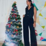 Shweta Mahadik Instagram – Santa follows me wherever I go 🎅

Outfit: @shwetmahadik 
Santa Bag: @shwetmahadik 

#christmas