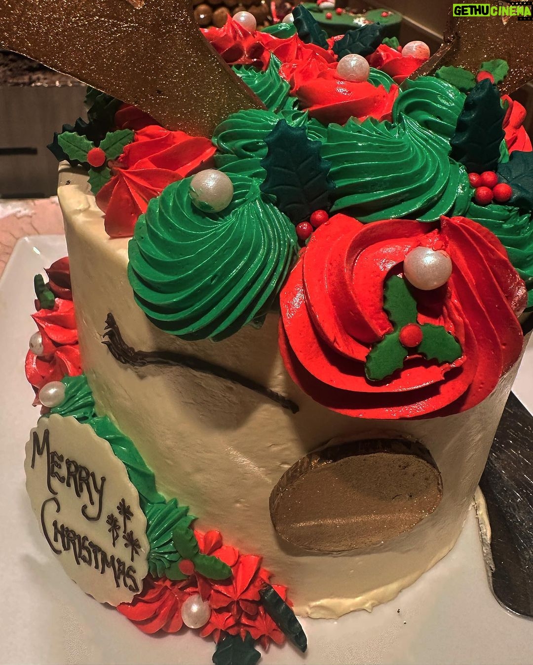 Sidhika Sharma Instagram - “Jingle bells,jingle bells ,jingle all the way !”🫶🌸⚡️🦋🍡🎂🍭 Taj Hotel Colaba