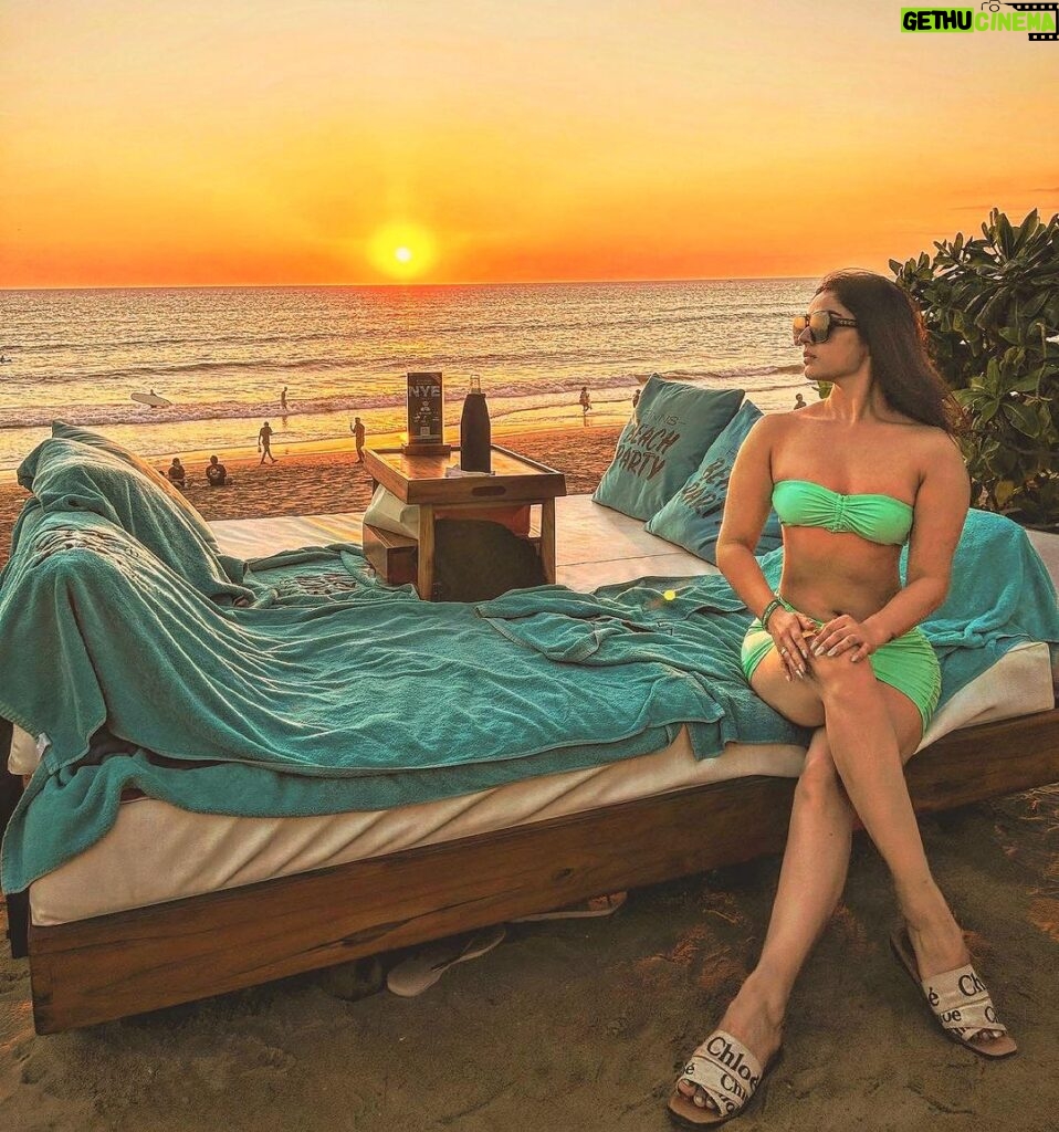 Sidhika Sharma Instagram - In a sunset state of mind 😉 Wearing @hunkemollerindia Finns VIP Beach Club