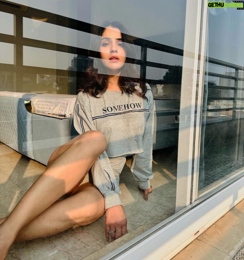 Sidhika Sharma Instagram - Golden hour hits different 🫶😉