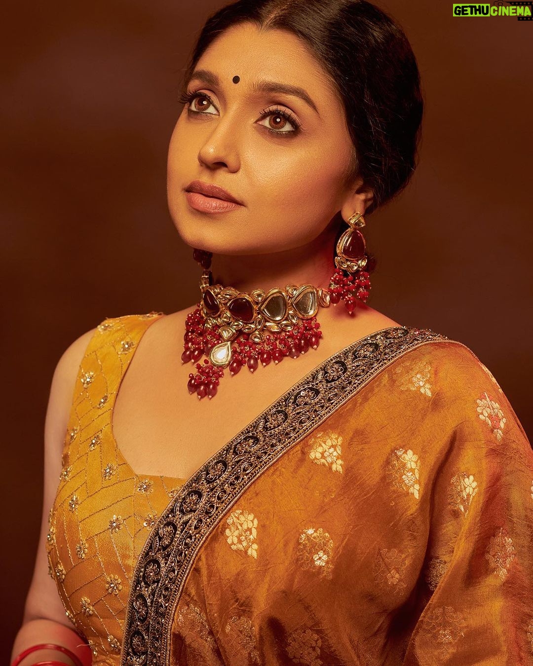 Sija Rose Instagram - Thank you for this beautiful series! . Photography & retouch: @zoom.inphotography Stylist: @styledbyalbin_ @_a.l.b.i.n Makeup & hair: @femy_antony__ Art direction: @____pia_ Jewellery: @adorebypriyanka Lehanga: @zorucci Studio: @tinyturtle.media Special thanks: @vishnu.chandrabose @sandesh.rajeev