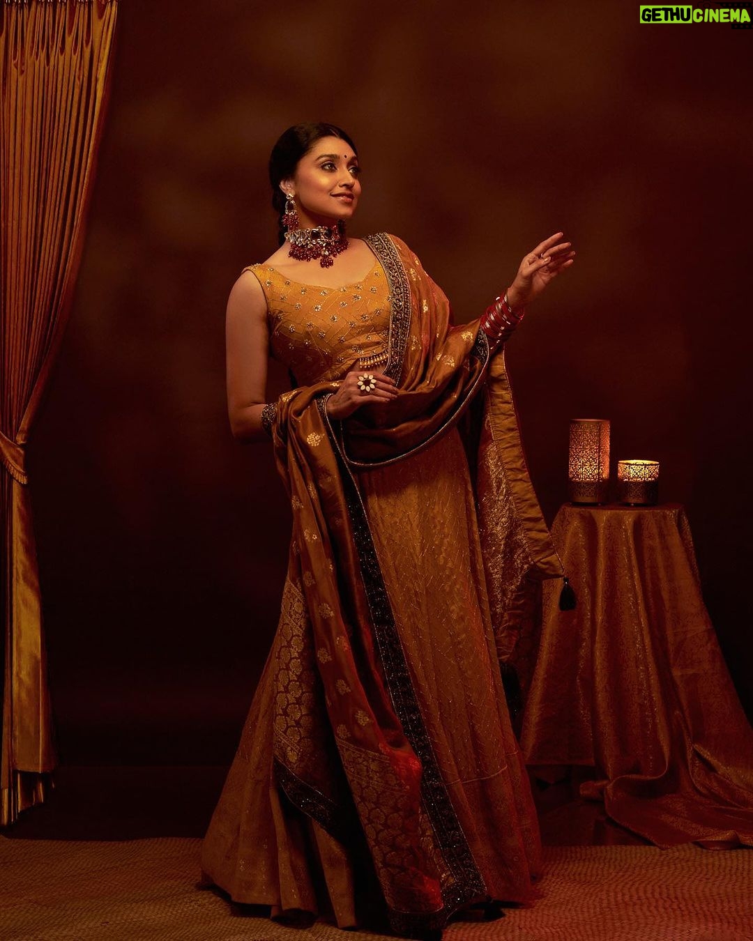 Sija Rose Instagram - पटाखा If you’re not putting on a full red carpet look for Diwali, then WYD? . Photography & retouch: @zoom.inphotography Stylist: @styledbyalbin_ @_a.l.b.i.n Makeup & hair: @femy_antony__ Art direction: @____pia_ Jewellery: @adorebypriyanka Lehanga: @zorucci Studio: @tinyturtle.media Special thanks: @vishnu.chandrabose @sandesh.rajeev . #indianwear #diwali #diwali2023 #lights #pataka #redcarpet #festival