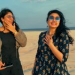 Sija Rose Instagram - Wasn’t that fun? 😌 @rahiman_reneesha & @sija_rose_george 🫶🏼 . . #malayalam #bigbossmalayalam #raneesharahman #sijarose #friends #Qatar #doha #desert #sealine #sealinedesert #dunebashing #sanddunes #explore #fyp