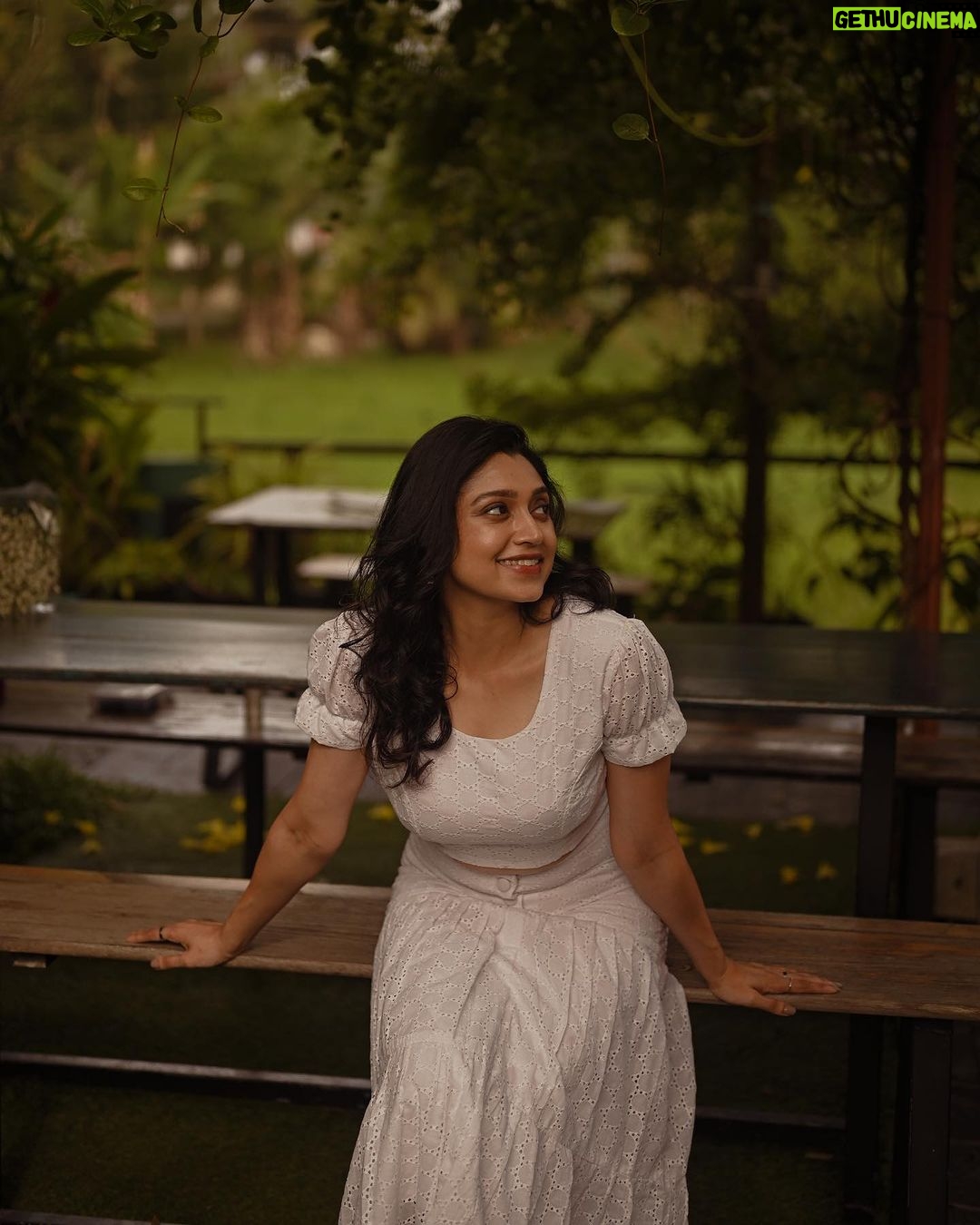 Sija Rose Instagram - Last of … 🧩 of my ❤️ Photo : @parvathy.prasad_ Styling @styledby_al_ Mua @bridalmakeup_by_sreegeshvasan Venue @poemsthecafe