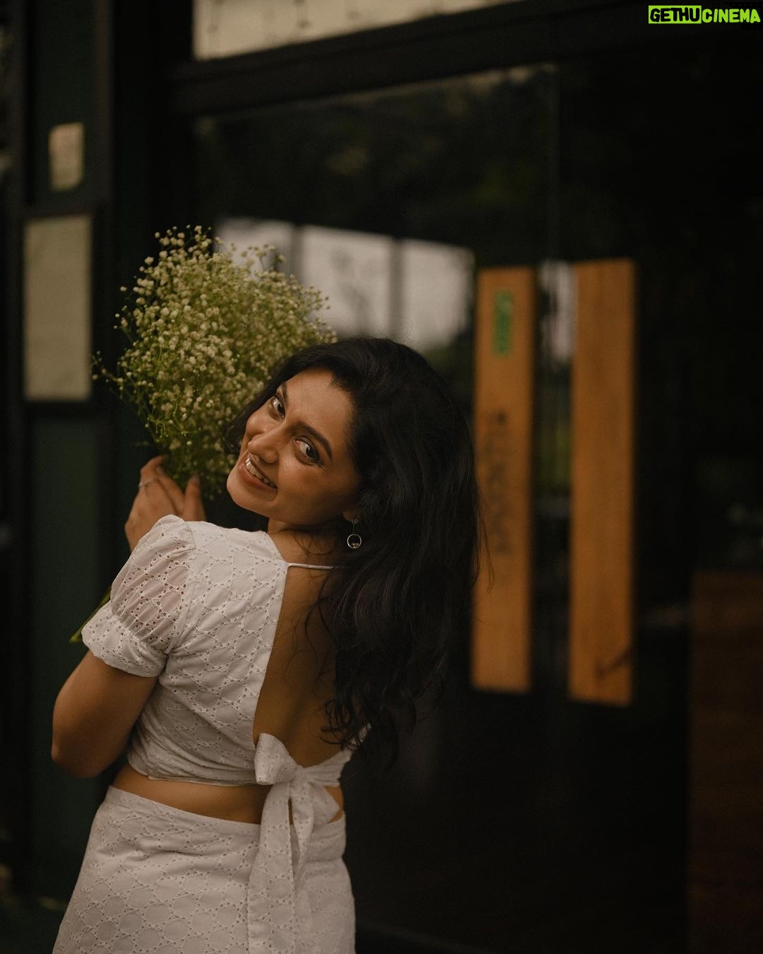 Sija Rose Instagram - 🧩 of my ❤️ . Clicked @parvathy.prasad_ Styled @amritha_lakshmi___ @styledby_al_ Mua @bridalmakeup_by_sreegeshvasan Venue @poemsthecafe Attire @oura_designer_boutique