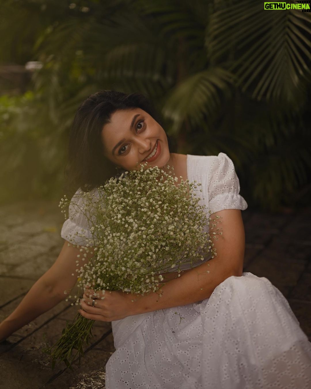 Sija Rose Instagram - 🧩 of my ❤️ . Clicked @parvathy.prasad_ Styled @amritha_lakshmi___ @styledby_al_ Mua @bridalmakeup_by_sreegeshvasan Venue @poemsthecafe Attire @oura_designer_boutique