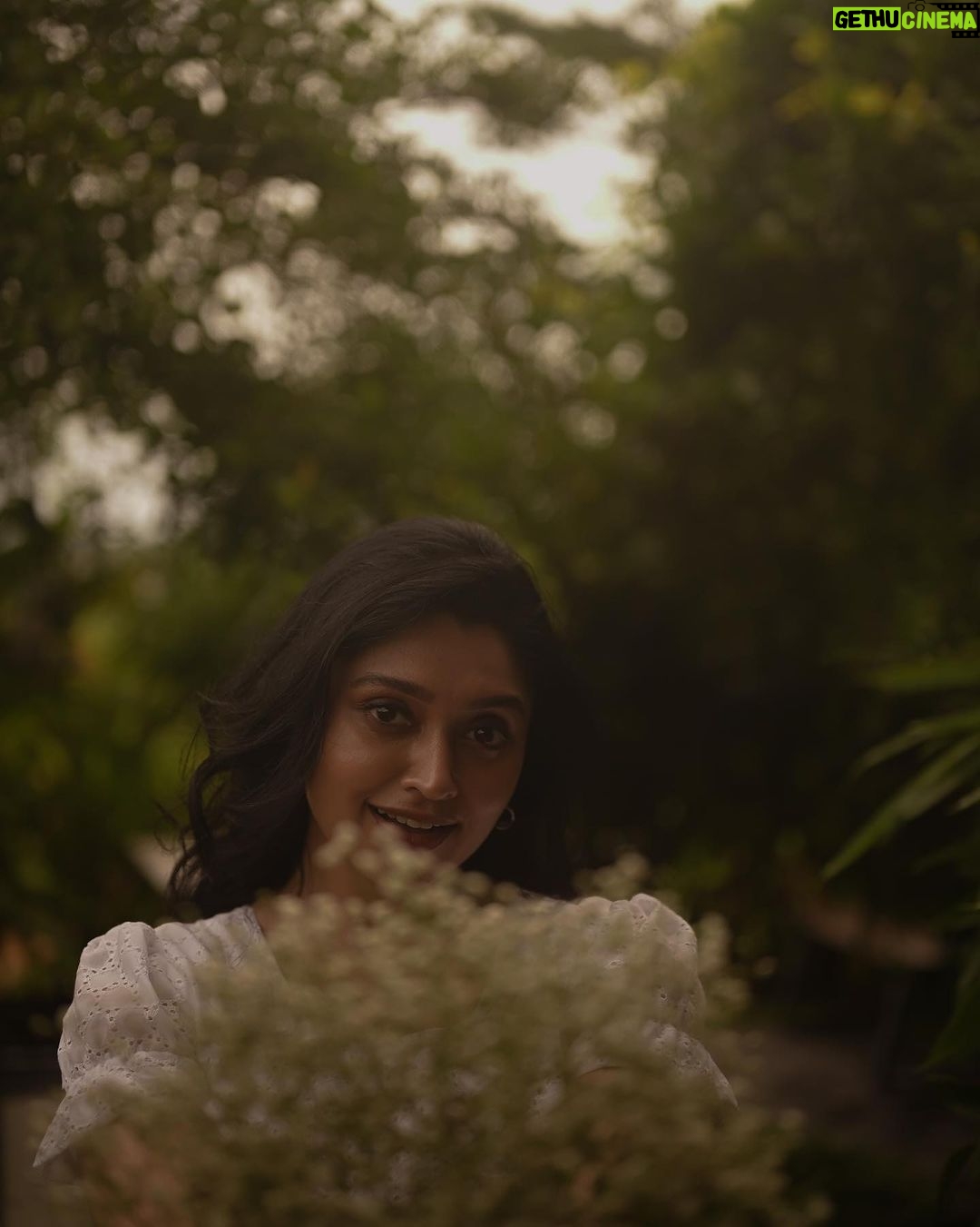 Sija Rose Instagram - 🧩 of my ❤️ . Clicked @parvathy.prasad_ Styled @amritha_lakshmi___ @styledby_al_ Mua @bridalmakeup_by_sreegeshvasan Venue @poemsthecafe Attire @oura_designer_boutique