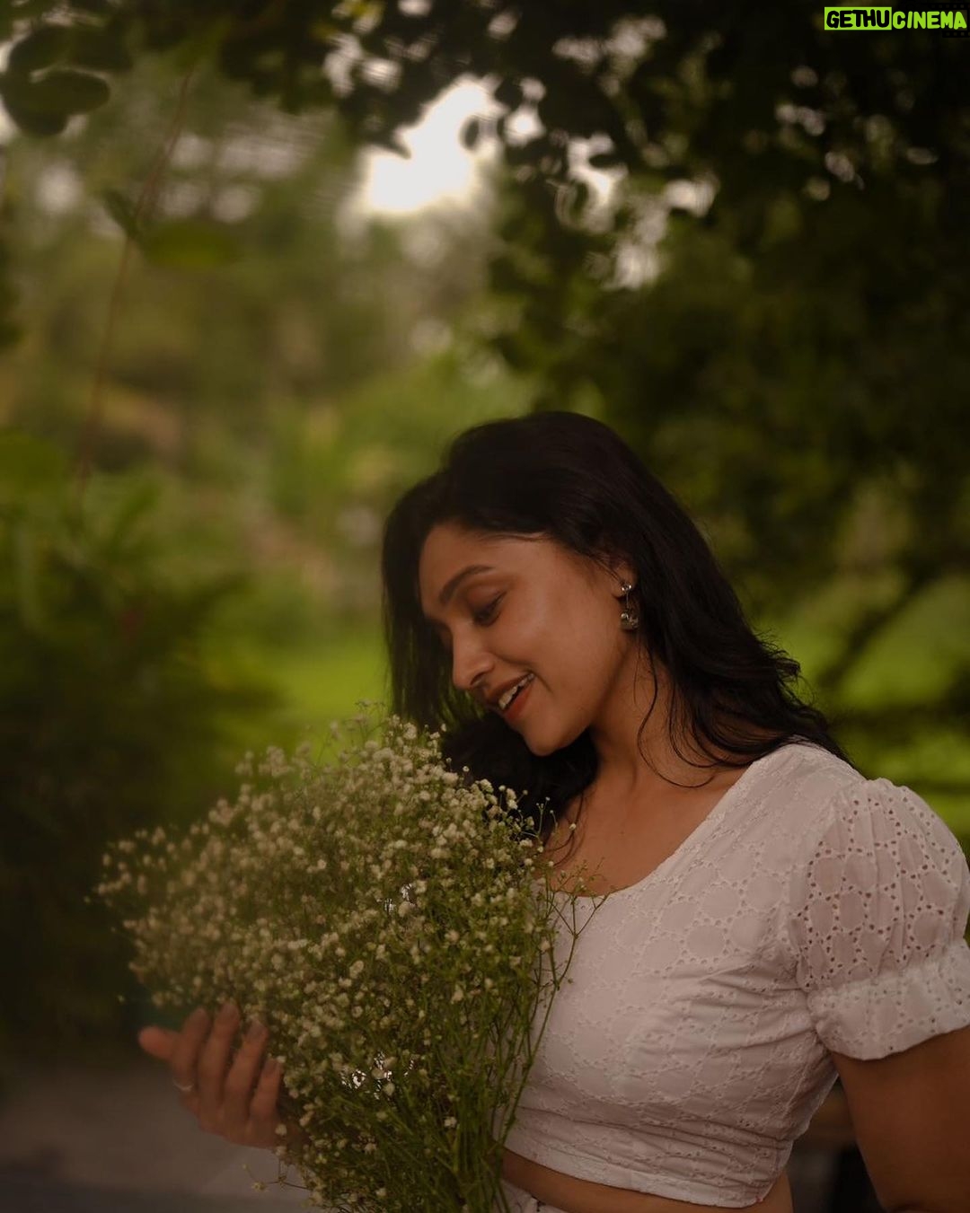 Sija Rose Instagram - Piece of my heart ❤️ . Thank you for making it happen . Photograhy @parvathy.prasad_ Styling : @amritha_lakshmi___ @styledby_al_ Mua : @sreegeshvasan_makeupartist @bridalmakeup_by_sreegeshvasan Costume : @oura_designer_boutique Venue @poemsthecafe