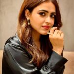 Simi Chahal Instagram - i am gradually and consistently getting worse at captioning my photos 🙃🙂 , Makeup : @prabhakarchande_makeupartist Hair : @krishna.hairstylist