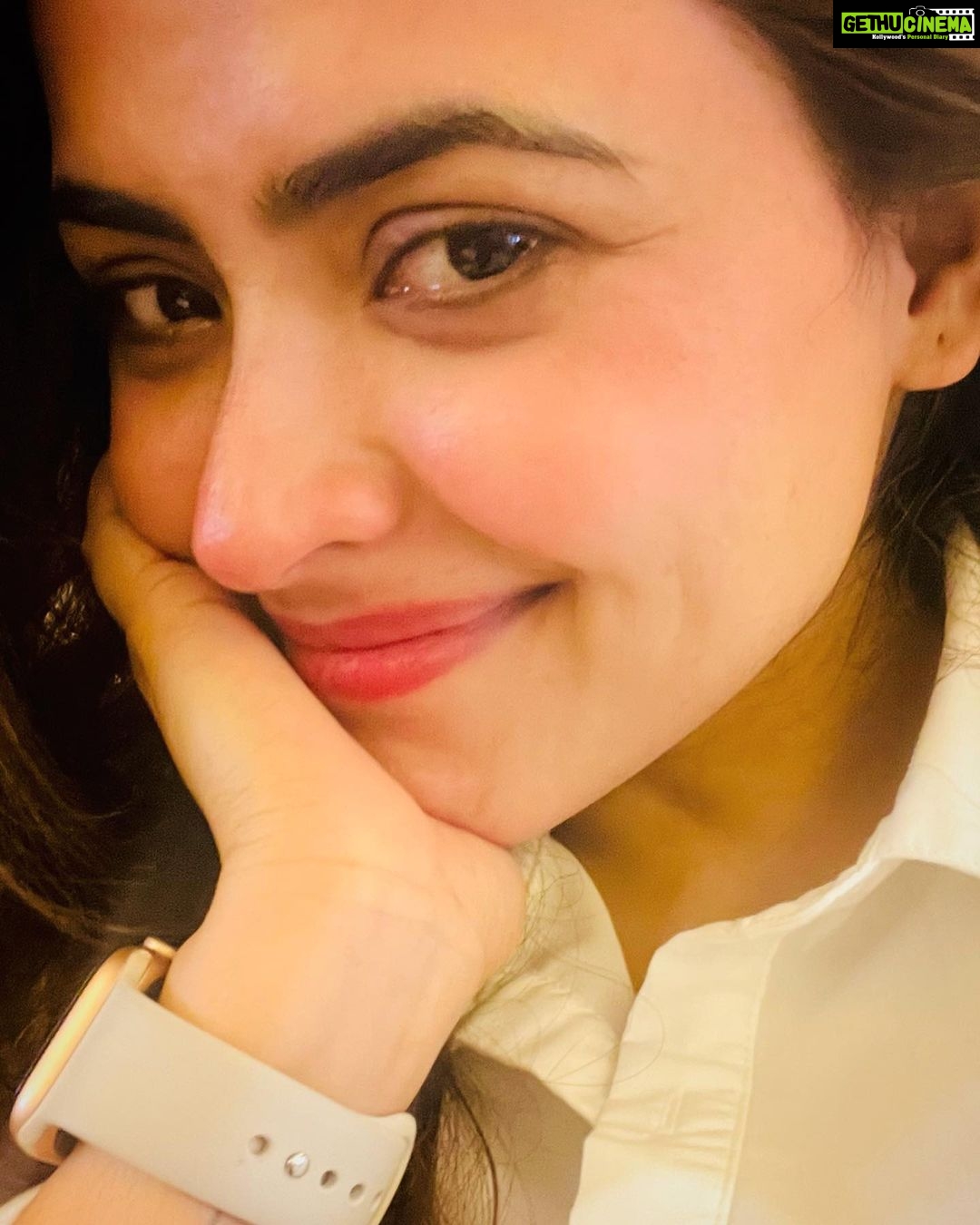 Simi Chahal Instagram - say Hi to CLOSE- ups and WEIRD angles 👽👋🏼