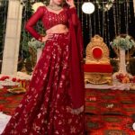 Simi Chahal Instagram - find the odd one out 💃🏻 ‘ HMU : @damsel_makeupcrew Lehnga : @the_rosegirl Jewelry : @theurbanglitter