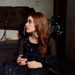Simi Chahal Instagram - bts 😌✨ Lehnga : @aliwarofficial Jewelry : @theurbanglitter HMU : @damsel_makeupcrew Photography : @kunwararorax